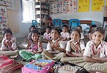 訪問した学校の子どもたち。壁にはたくさんの教材が貼られている