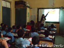画像:地震が起こる仕組みについて映像を交えながら説明する先生