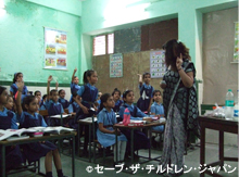 画像:先生の質問に積極的に答える子どもたち