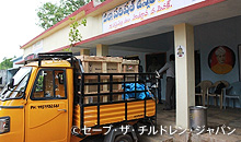 学校に到着した印刷機