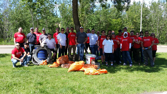 画像：Ricoh Canada inc, エドモントン・ヒストリック公園でのクリーンアップイベントを実施
