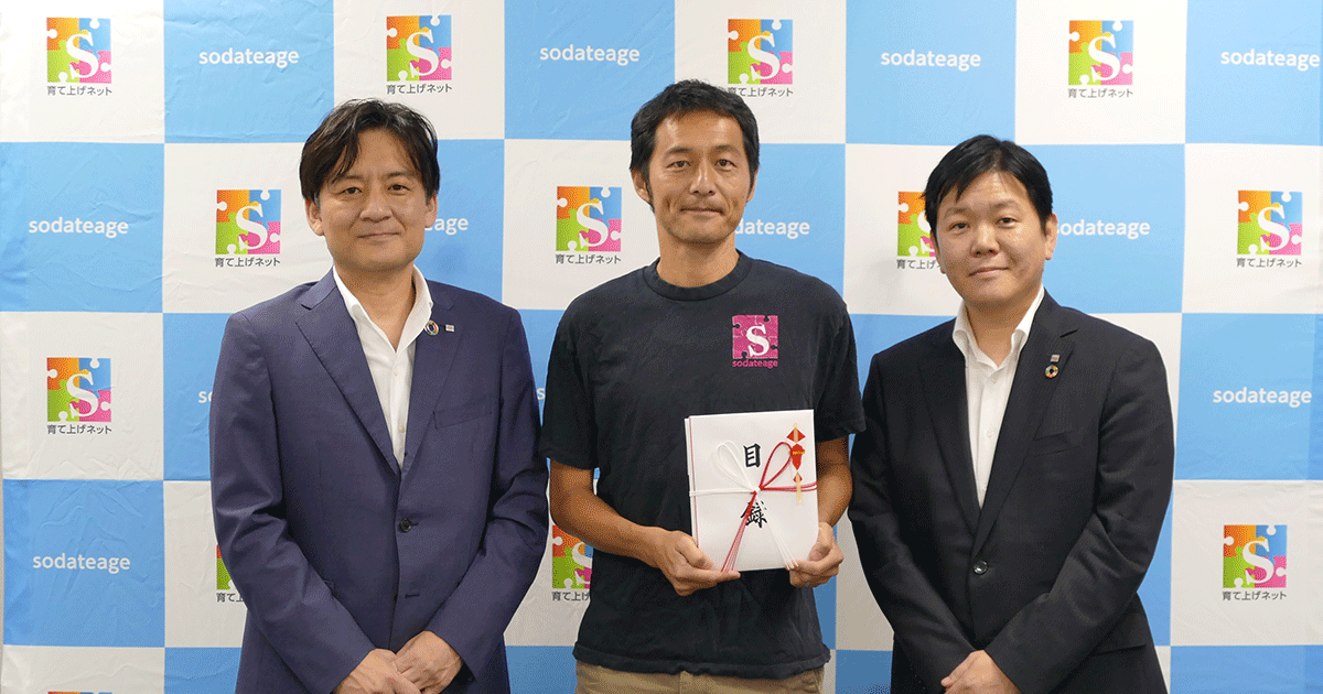 右から、リコーリース 営業企画部長　橋本 大輔、育て上げネット 理事長　工藤 啓、リコージャパン ESGセンター長　阿部 哲嗣
