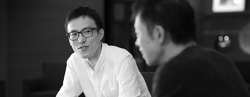 左：株式会社リコー　未来技術研究所　システムデバイス開発室　油谷圭一郎、右：作家　倉田タカシ